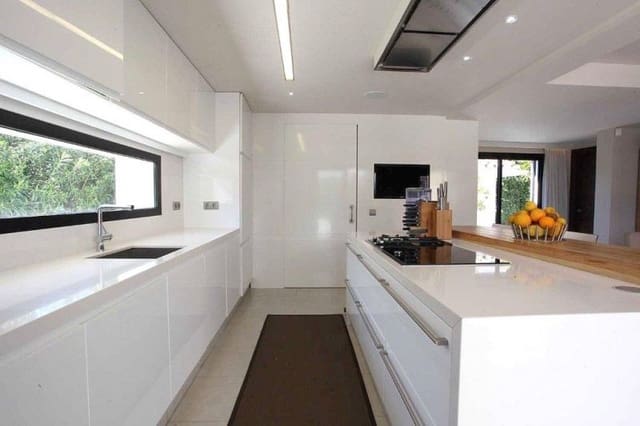 4 camera da letto Villa in vendita in Marbella con piscina garage - 1.995.000 € (Rif: 9725427)