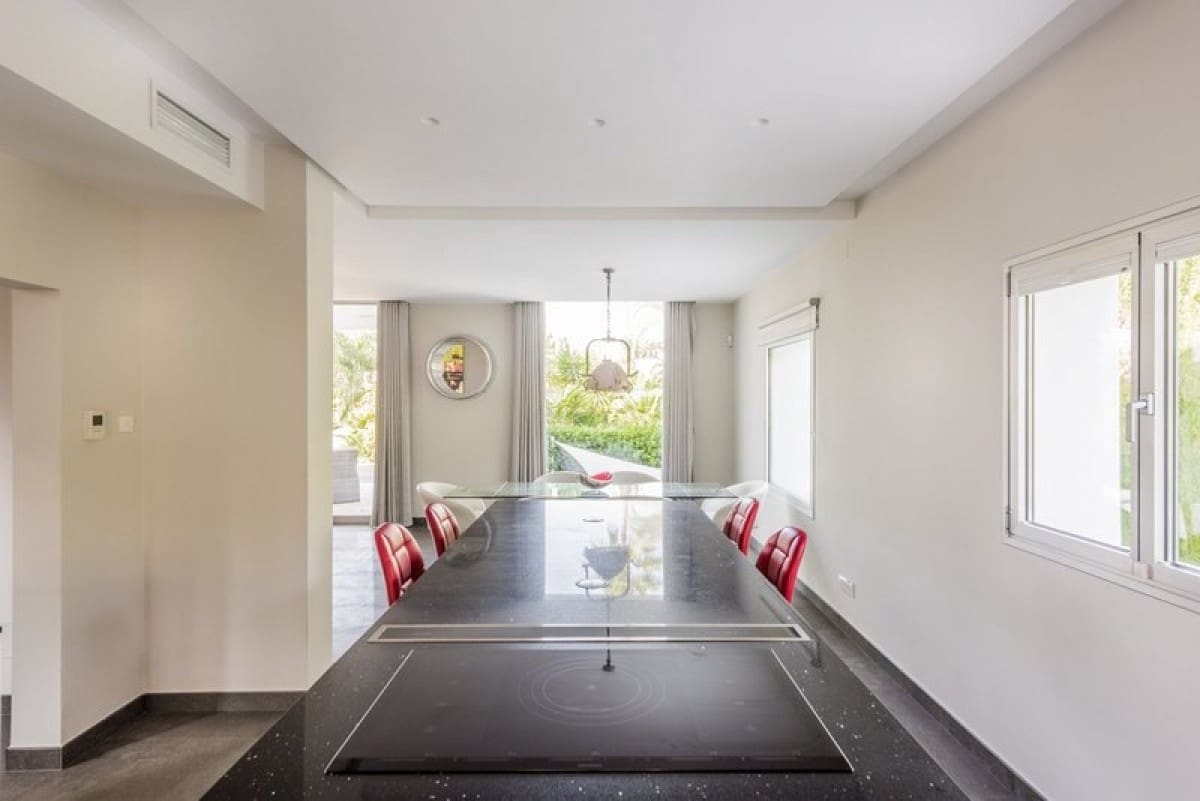 4 Zimmer Villa zu verkaufen in Puerto Banus mit Pool Garage - 1.995.000 € (Ref: 9725434)