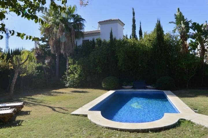 4 Zimmer Villa zu verkaufen in Marbella mit Pool Garage - 1.575.000 € (Ref: 9725438)