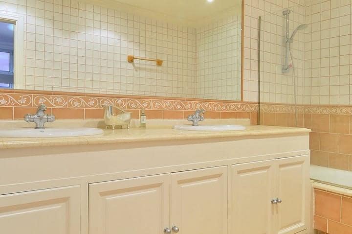 4 Zimmer Villa zu verkaufen in Marbella mit Pool Garage - 1.575.000 € (Ref: 9725438)