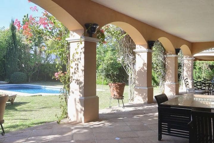 4 Zimmer Villa zu verkaufen in Marbella mit Pool Garage - 1.575.000 € (Ref: 9725438)