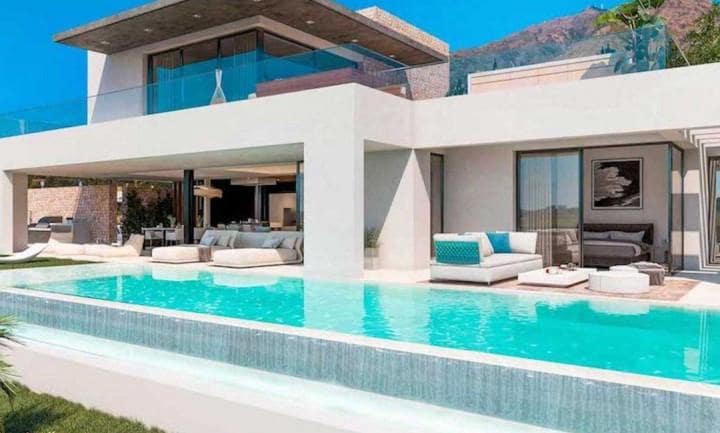 4 bedroom Villa for sale in Estepona with pool garage - € 1,295,000 (Ref: 9725448)