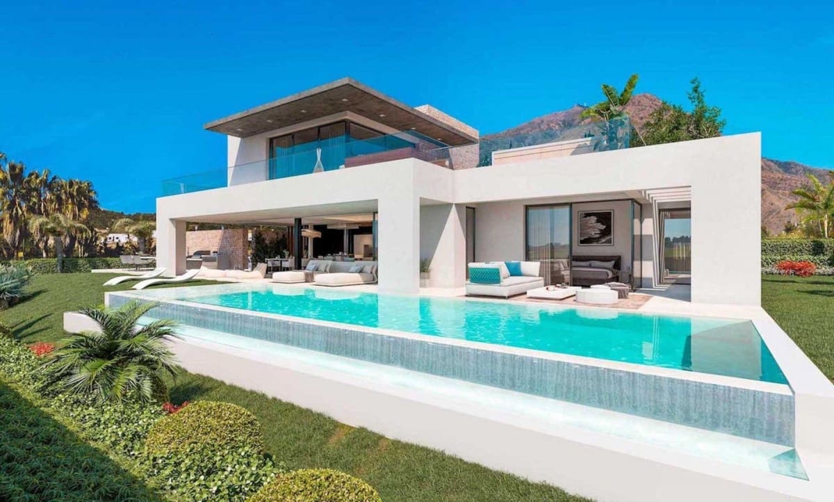 4 bedroom Villa for sale in Estepona with pool garage - € 1,295,000 (Ref: 9725448)