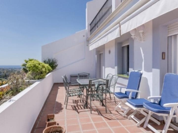 3 bedroom Apartment for sale in Benahavis with pool - € 305,000 (Ref: 9725464)
