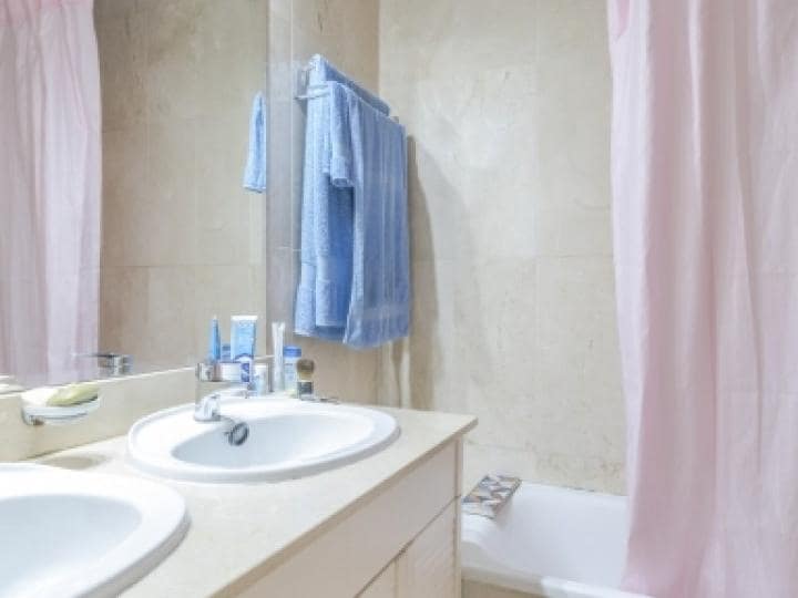 3 bedroom Apartment for sale in Benahavis with pool - € 305,000 (Ref: 9725464)