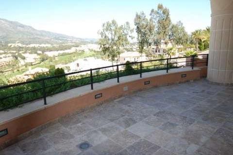 3 chambre Penthouse à vendre à Marbella avec piscine - 1 240 000 € (Ref: 9725474)