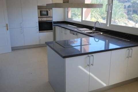 3 chambre Penthouse à vendre à Marbella avec piscine - 1 240 000 € (Ref: 9725474)