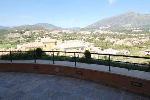 3 chambre Penthouse à vendre à Marbella avec piscine - 1 240 000 € (Ref: 9725474)