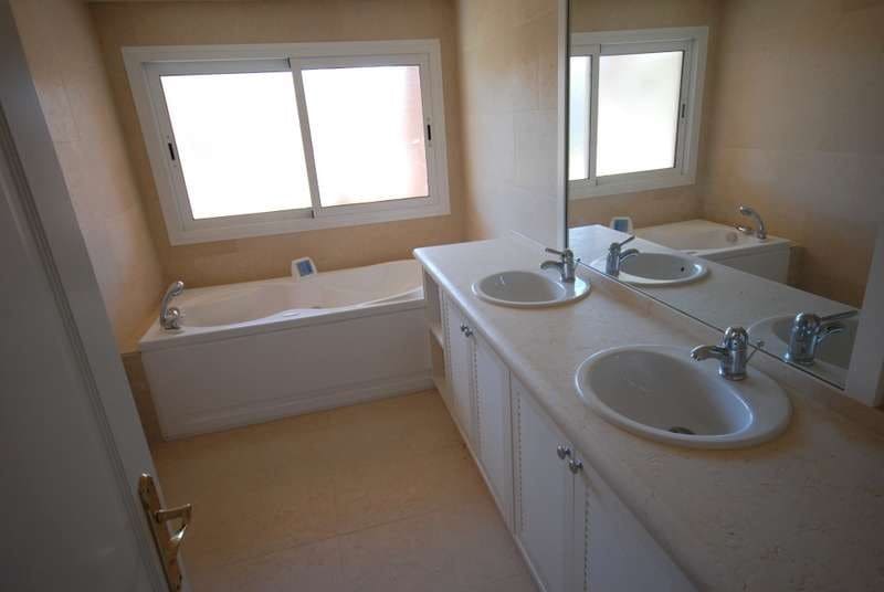 3 chambre Penthouse à vendre à Marbella avec piscine - 1 240 000 € (Ref: 9725474)