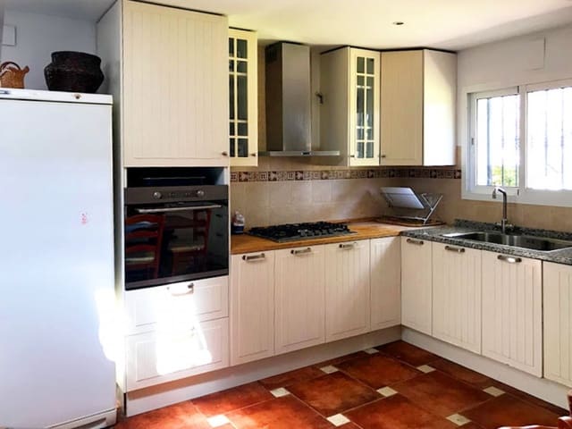 4 soverom Villa til salgs i Marbella med svømmebasseng garasje - € 998 000 (Ref: 9725475)