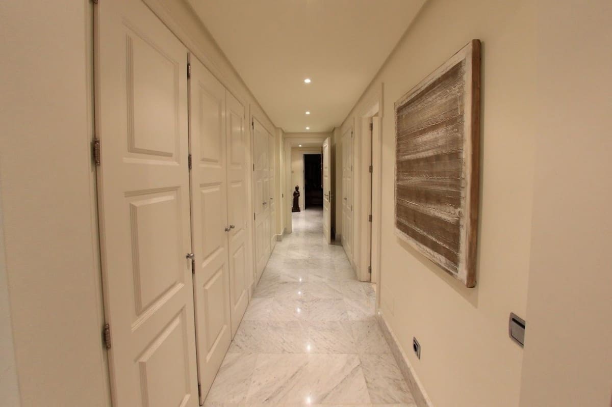 Apartamento de 3 habitaciones en Marbella en venta con piscina garaje - 1.950.000 € (Ref: 9725481)