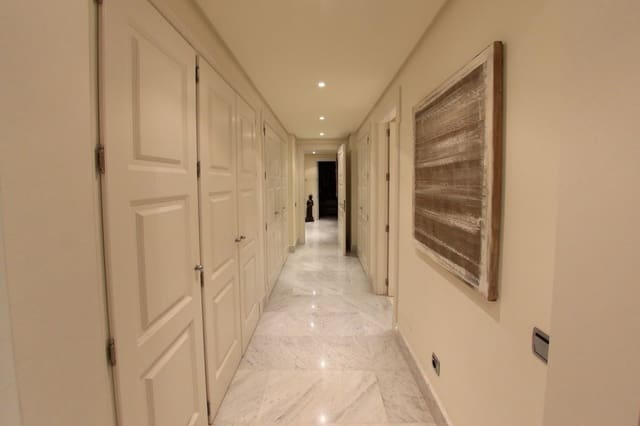 Apartamento de 3 habitaciones en Marbella en venta con piscina garaje - 1.950.000 € (Ref: 9725481)