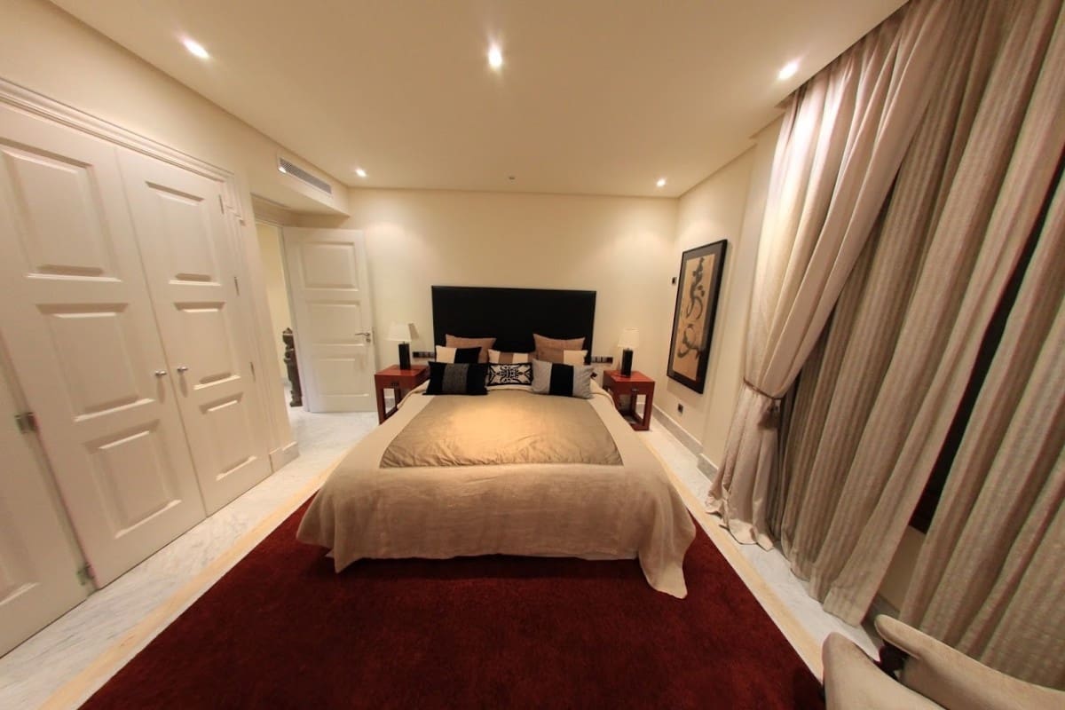 Apartamento de 3 habitaciones en Marbella en venta con piscina garaje - 1.950.000 € (Ref: 9725481)