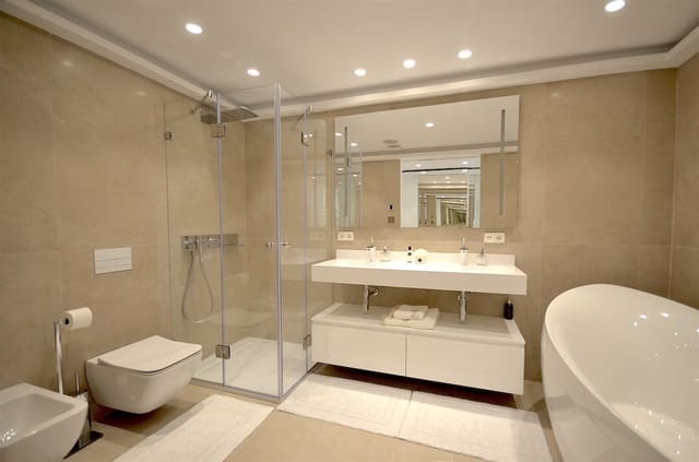 4 bedroom Penthouse for sale in Marbella with pool garage - € 2,495,000 (Ref: 9725490)