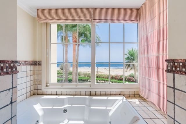 5 sypialnia Willa na sprzedaż w Marbella z basenem garażem - 1 950 000 € (Ref: 9725505)