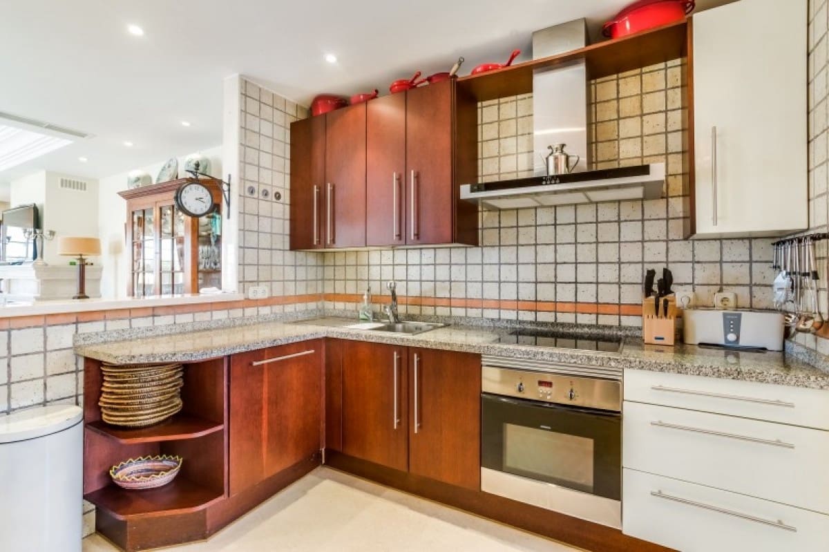 5 sypialnia Willa na sprzedaż w Marbella z basenem garażem - 1 950 000 € (Ref: 9725505)