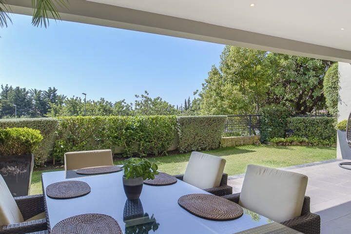 3 sypialnia Apartament na sprzedaż w Marbella z basenem - 1 200 000 € (Ref: 9725517)