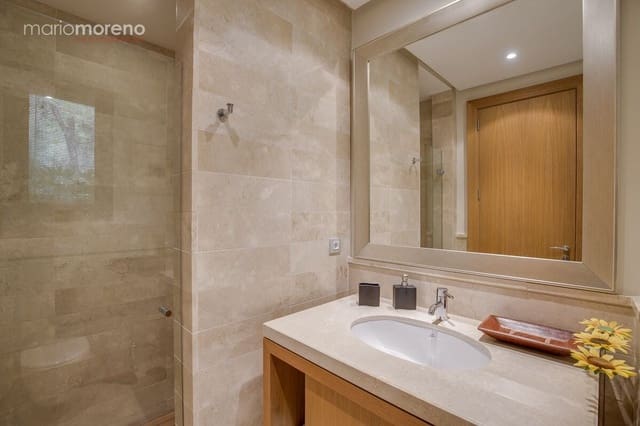 3 sypialnia Apartament na sprzedaż w Marbella z basenem - 1 200 000 € (Ref: 9725517)