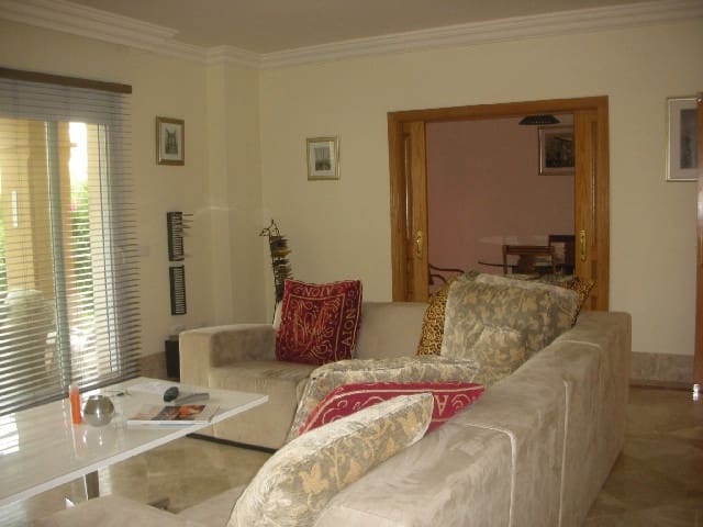 3 soveværelse Villa til salg i Marbella med swimmingpool - € 479.500 (Ref: 9725525)