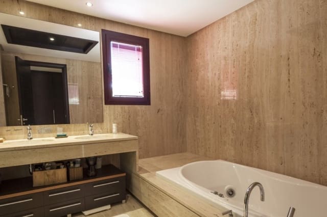 2 chambre Appartement à vendre à Puerto Banus, Marbella avec piscine garage - 1 250 000 € (Ref: 9725538)