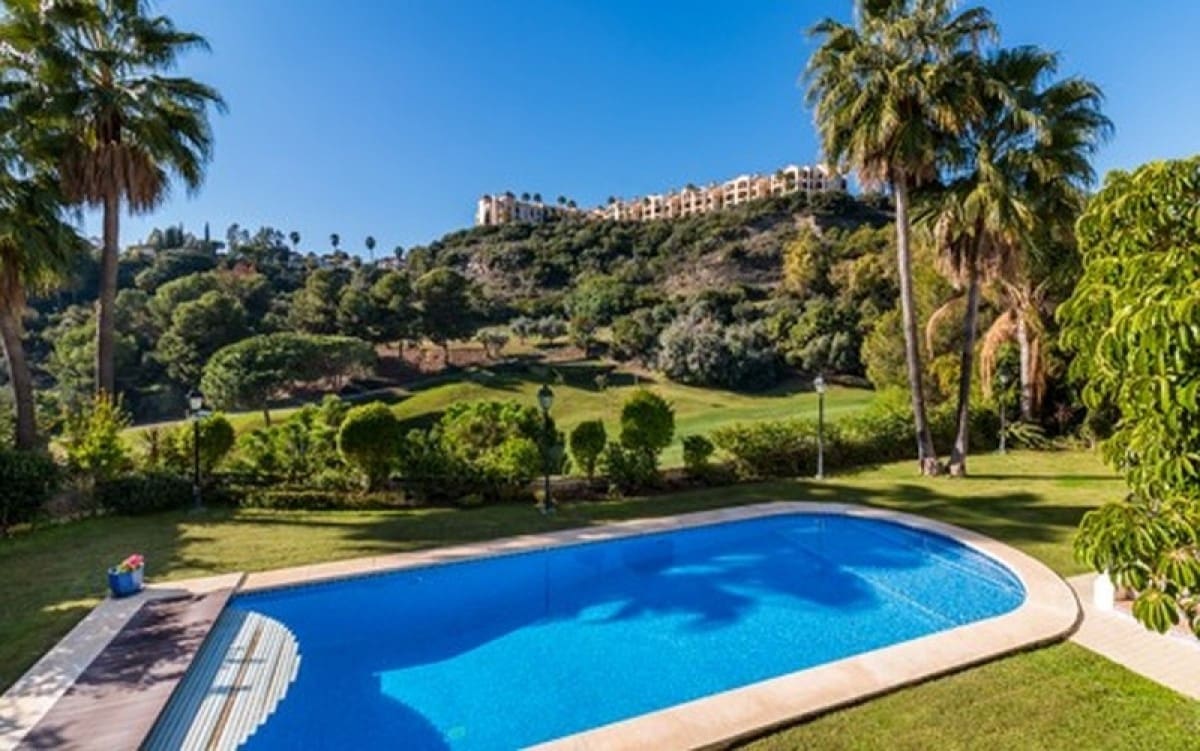 4 bedroom Villa for sale in Marbella with pool - € 1,875,000 (Ref: 9725563)