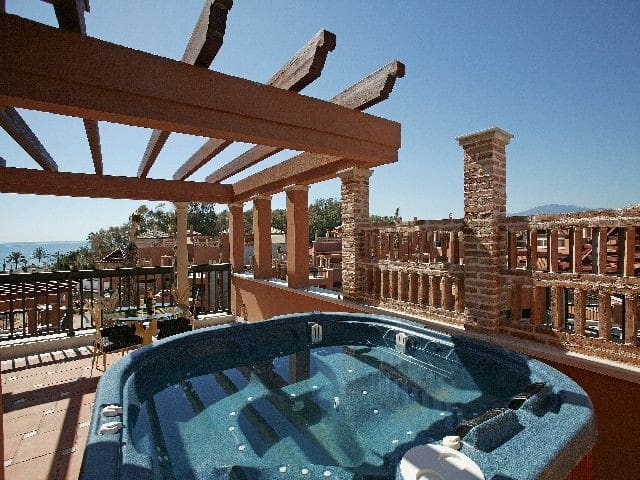 2 bedroom Penthouse for sale in Marbella with pool garage - € 1,157,790 (Ref: 9725572)