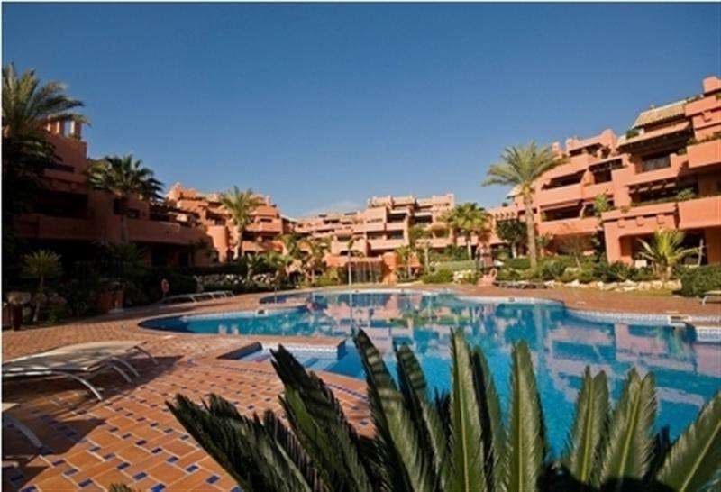 3 quarto Apartamento para venda em Estepona com piscina - 1 095 000 € (Ref: 9725574)