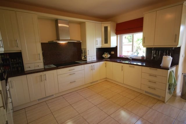 Chalet de 4 habitaciones en Estepona en venta con piscina - 550.000 € (Ref: 9725581)