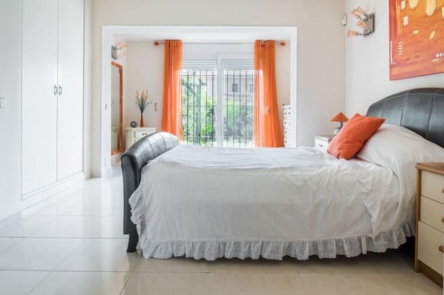 Chalet de 4 habitaciones en Estepona en venta con piscina - 550.000 € (Ref: 9725581)