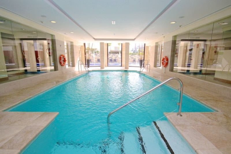 2 sypialnia Penthouse na sprzedaż w Marbella z basenem garażem - 395 000 € (Ref: 9725582)