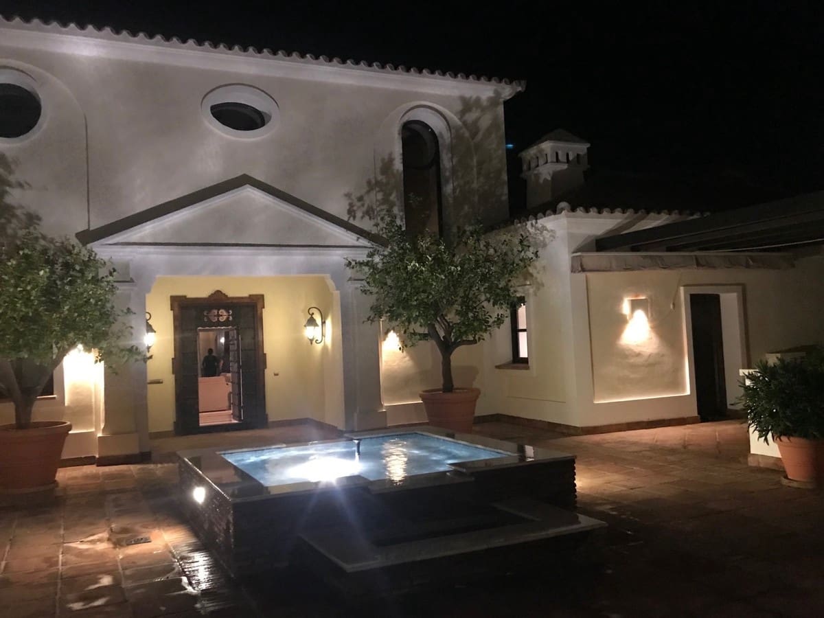 6 bedroom Villa for sale in Benahavis with pool garage - € 3,450,000 (Ref: 9725610)