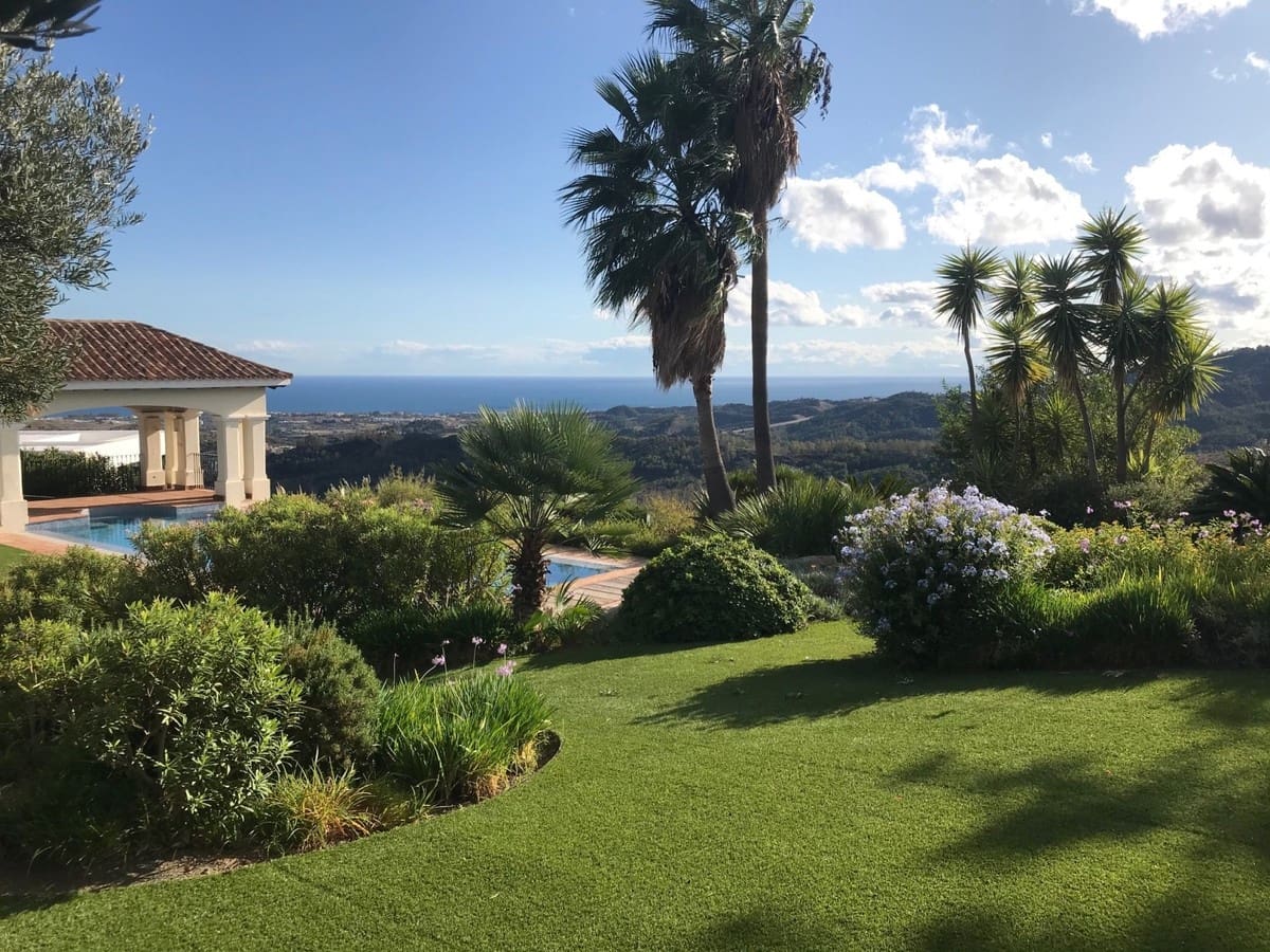 6 bedroom Villa for sale in Benahavis with pool garage - € 3,450,000 (Ref: 9725610)