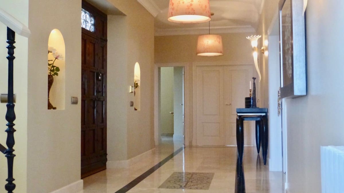 6 bedroom Villa for sale in Benahavis with pool garage - € 3,450,000 (Ref: 9725610)