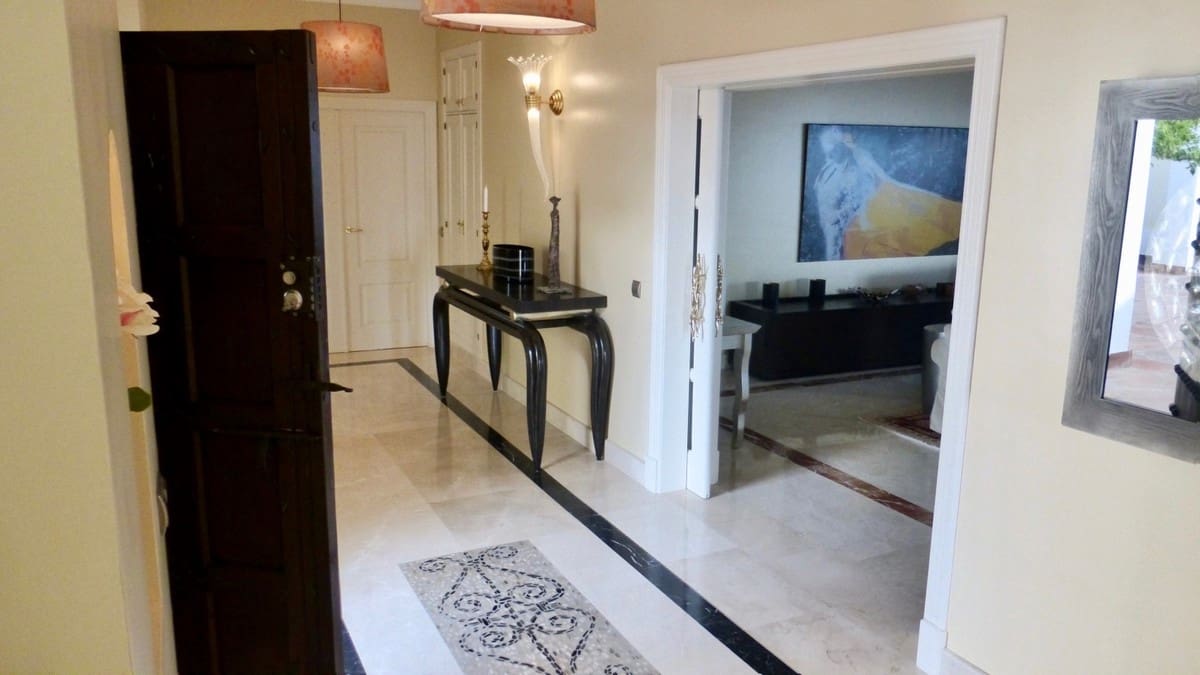 6 bedroom Villa for sale in Benahavis with pool garage - € 3,450,000 (Ref: 9725610)