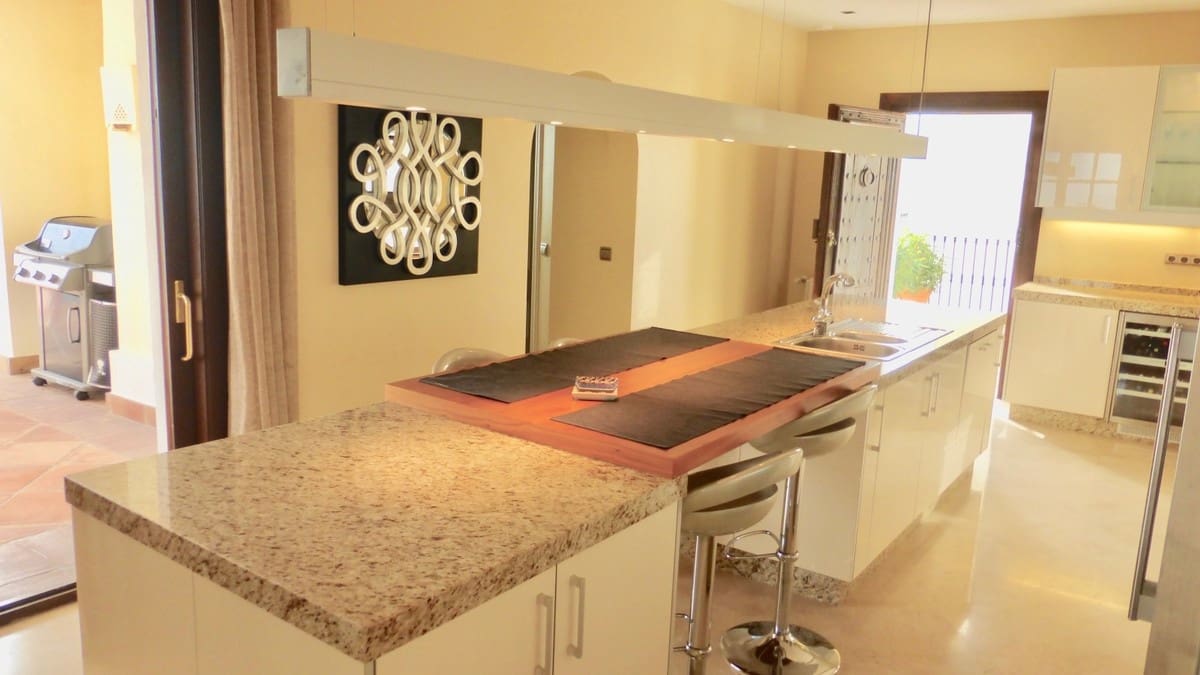 6 bedroom Villa for sale in Benahavis with pool garage - € 3,450,000 (Ref: 9725610)