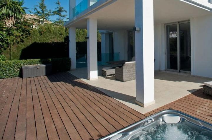 Chalet de 4 habitaciones en Marbella en venta con piscina garaje - 1.995.000 € (Ref: 9725629)