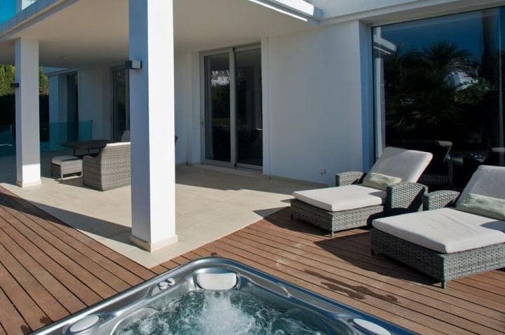 Chalet de 4 habitaciones en Marbella en venta con piscina garaje - 1.995.000 € (Ref: 9725629)