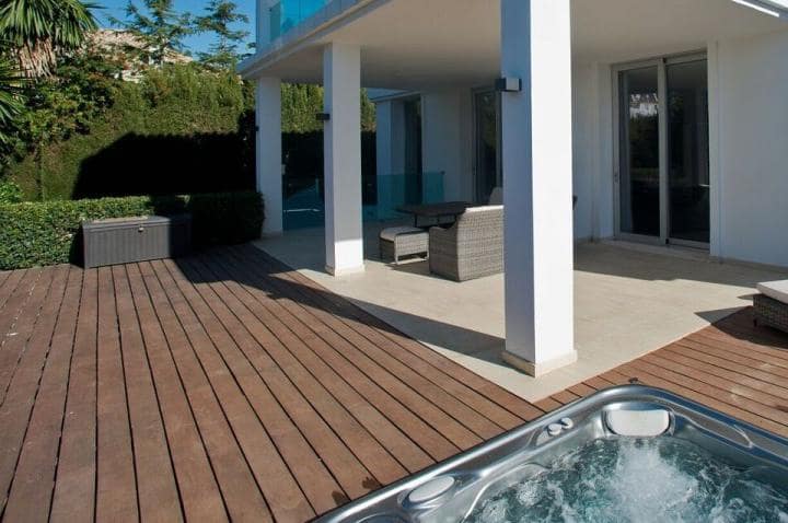 Chalet de 4 habitaciones en Marbella en venta con piscina garaje - 1.995.000 € (Ref: 9725629)