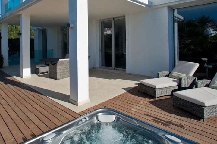 Chalet de 4 habitaciones en Marbella en venta con piscina garaje - 1.995.000 € (Ref: 9725629)