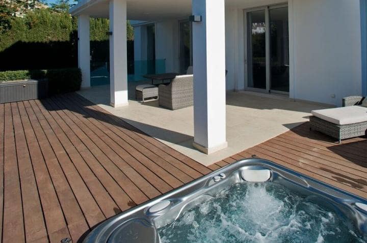 Chalet de 4 habitaciones en Marbella en venta con piscina garaje - 1.995.000 € (Ref: 9725629)