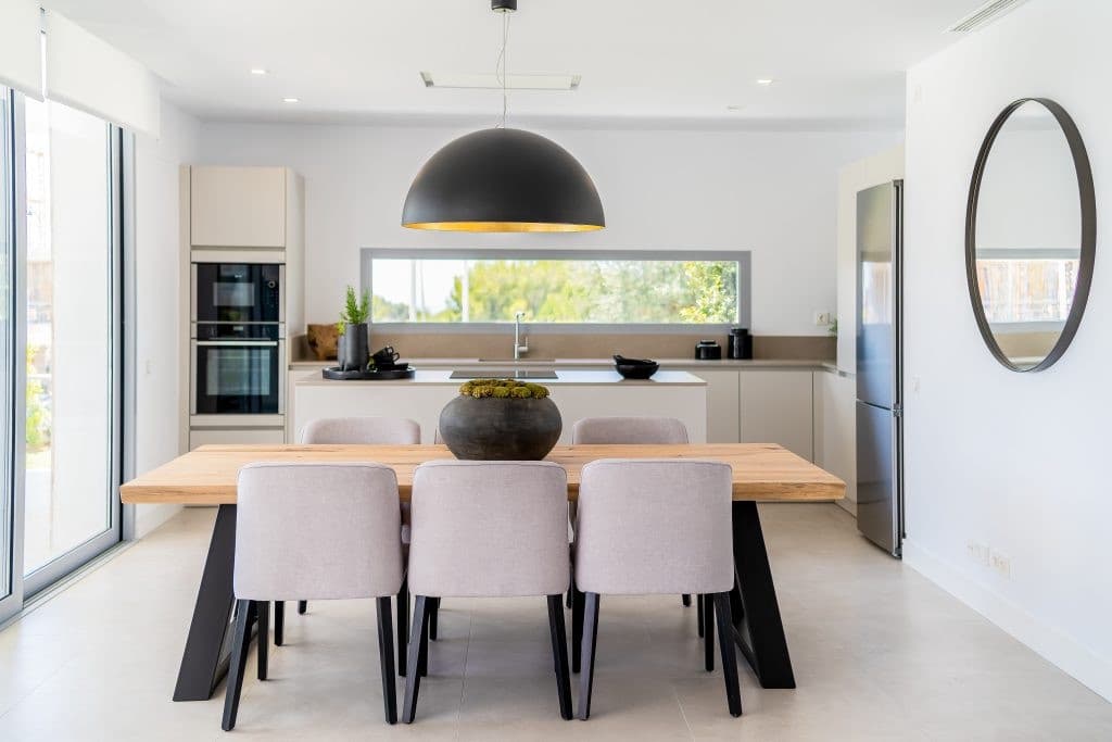 4 bedroom Villa for sale in Marbella with pool garage - € 2,150,000 (Ref: 9725655)