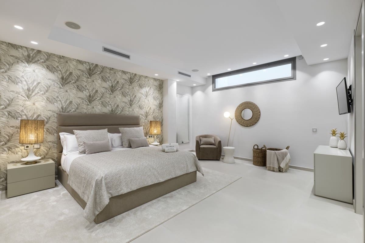 9 Zimmer Villa zu verkaufen in Nueva Andalucia mit Pool Garage - 11.800.000 € (Ref: 9725661)