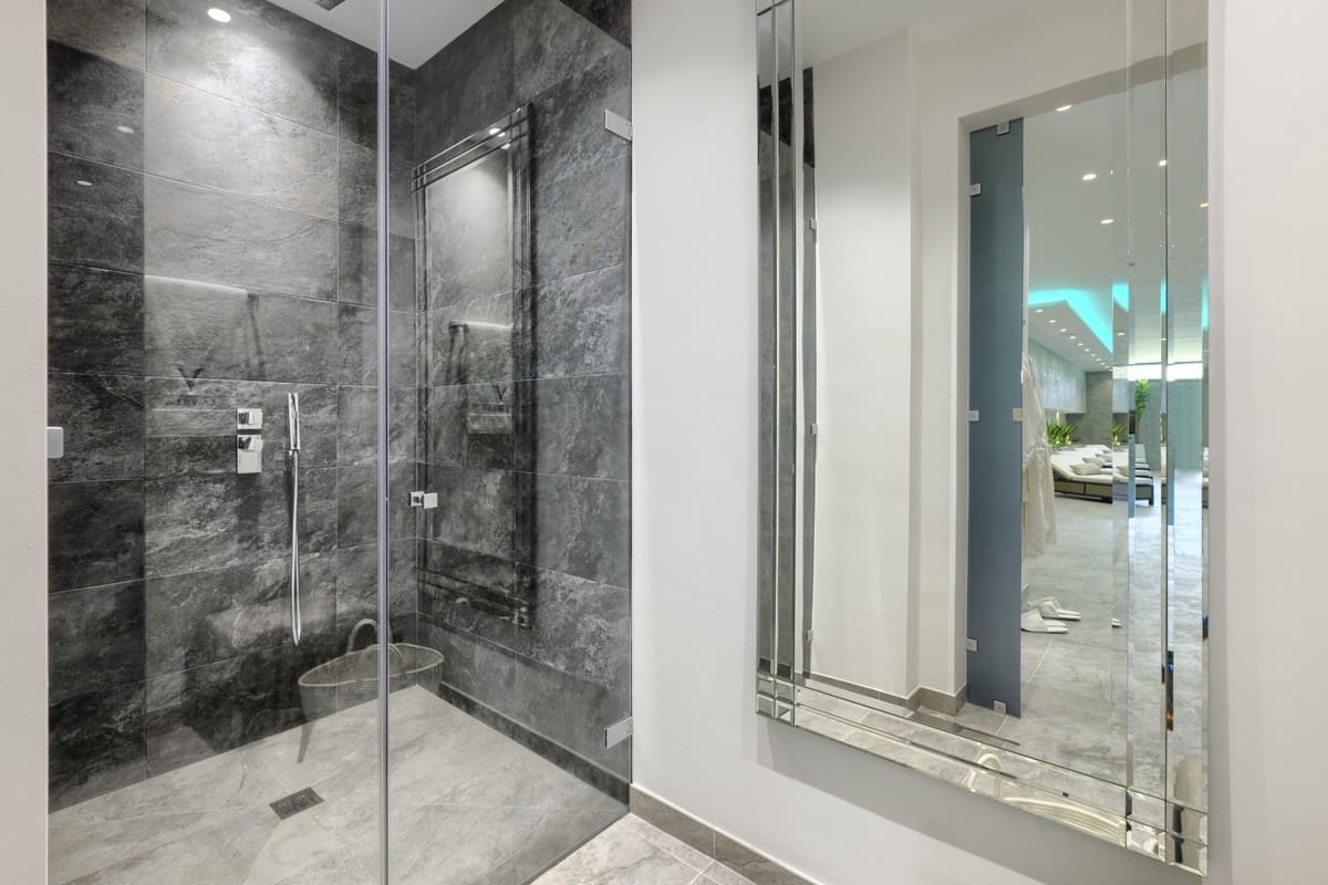 9 Zimmer Villa zu verkaufen in Nueva Andalucia mit Pool Garage - 11.800.000 € (Ref: 9725661)