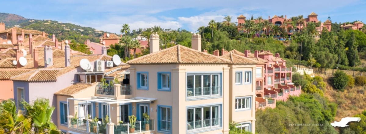 5 chambre Penthouse à vendre à Benahavis avec piscine - 1 250 000 € (Ref: 9725667)