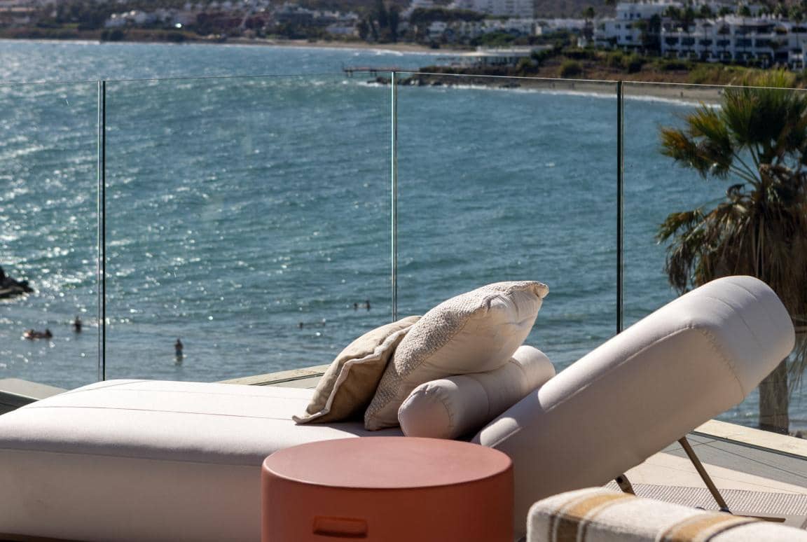 Apartamento de 3 habitaciones en Estepona en venta con piscina garaje - 1.785.000 € (Ref: 9725680)