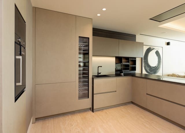 Apartamento de 3 habitaciones en Estepona en venta con piscina garaje - 1.785.000 € (Ref: 9725680)