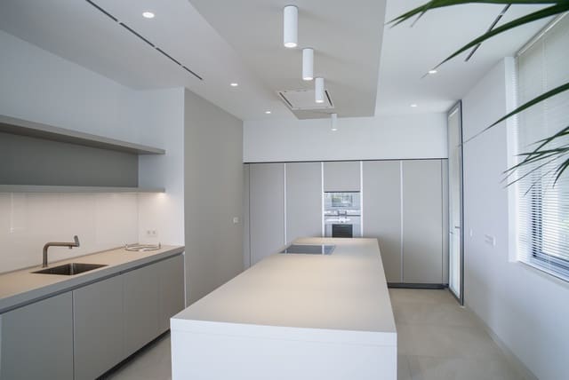 5 bedroom Villa for sale in Marbella with pool garage - € 3,200,000 (Ref: 9725697)