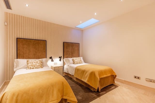 5 quarto Moradia para venda em Marbella com piscina - 1 995 000 € (Ref: 9725720)