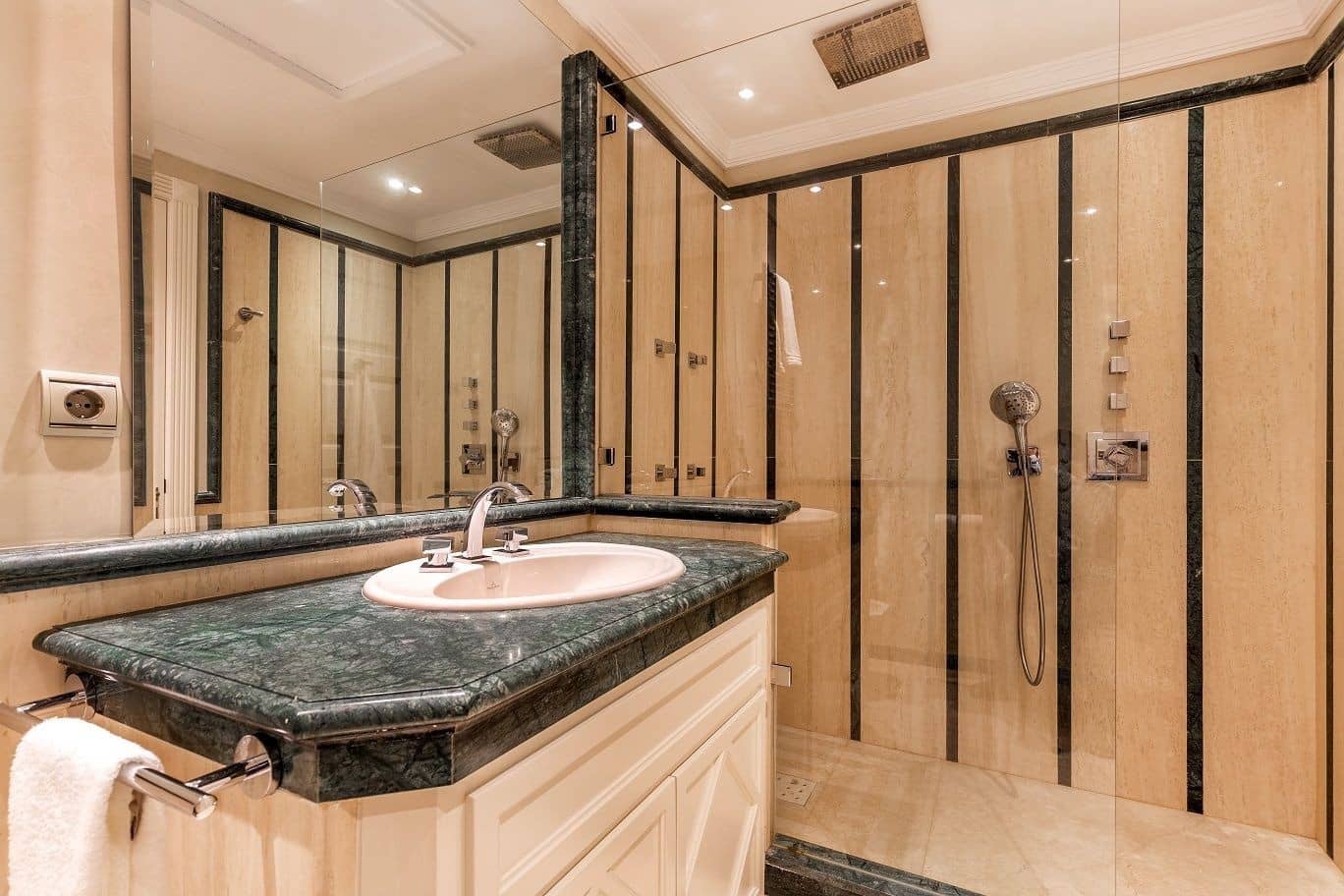 5 quarto Moradia para venda em Marbella com piscina - 1 995 000 € (Ref: 9725720)