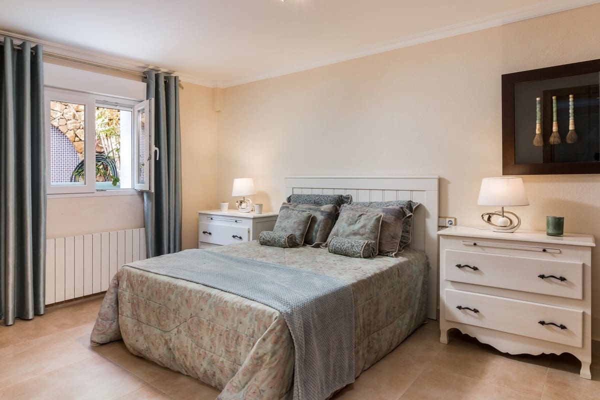 5 slaapkamer Villa te koop in El Paraiso met zwembad garage - € 3.495.000 (Ref: 9725746)